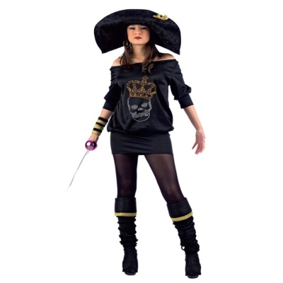 Mulher com vestido preto curto com caveira e coroa dourada, chapéu preto grande, botas pretas e espada.