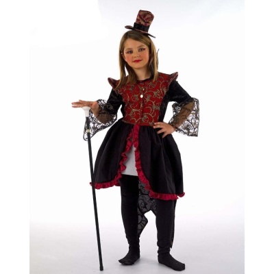 Menina com fato de fantasia preto e vermelho, chapéu pequeno castanho e bengala preta