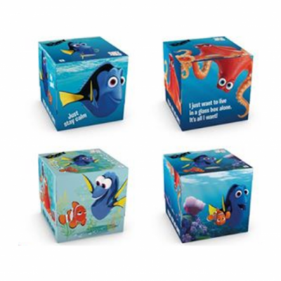 Cubos coloridos com personagens do filme Finding Nemo e textos em inglês