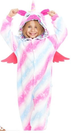 Criança com pijama de unicórnio colorido felpudo com asas vermelhas