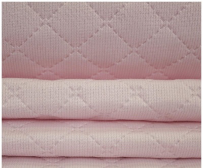tecido rosa claro com padrão matelassé em losangos