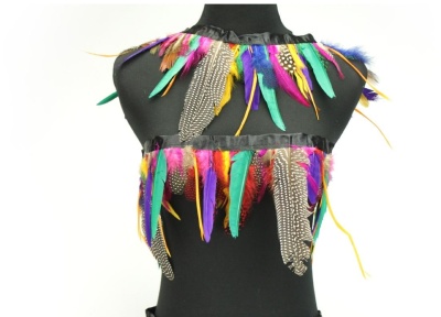 Conjunto de acessórios com penas coloridas em duas faixas sobre manequim preto