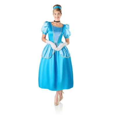 Mulher vestida com vestido azul de princesa, luvas brancas e faixa azul no cabelo, fundo branco
