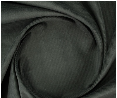 Tecido cinza escuro liso com textura suave e dobras circulares