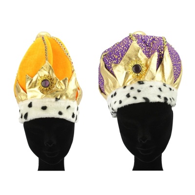 Duas coroas coloridas em manequins pretos, uma amarela e dourada e outra roxa e dourada com aba branca manchada