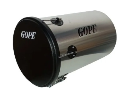 Conga metálica prateada com pele preta e logo GOPE