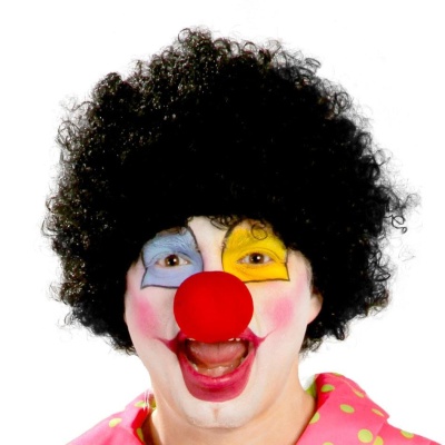 Homem vestido de palhaço com nariz vermelho e peruca encaracolada preta