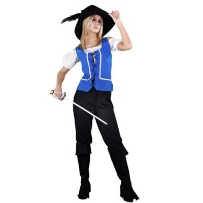 Pessoa com traje de pirata azul e preto segurando espada