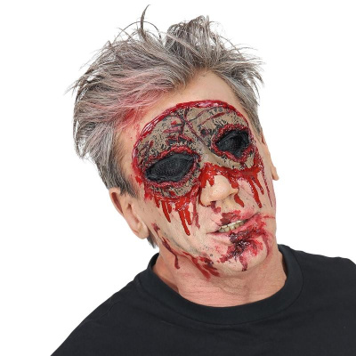 Máscara de silicone horrorosa com sangue falso e detalhes pretos nos olhos.