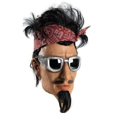 Máscara de rosto com lenço vermelho e óculos escuros
