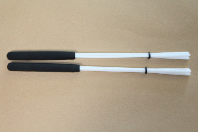 Utensílios de cozinha com cabos brancos e pegadores pretos