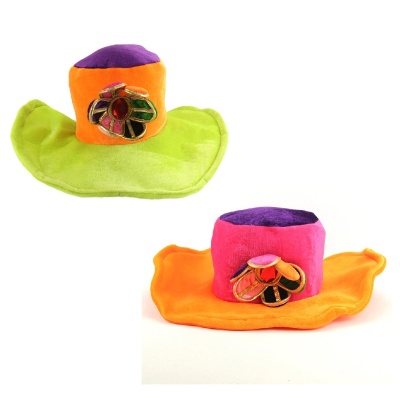 Dois chapéus de pelúcia coloridos com aplicações decorativas