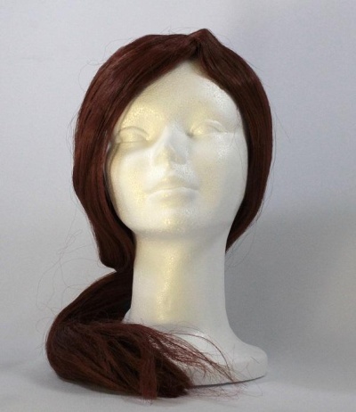 Cabeça de manequim com peruca castanha escura em rabo de cavalo