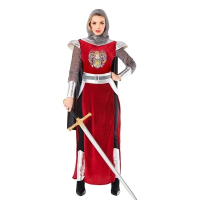 Fato de cavaleira medieval vermelho e prateado com espada longa.