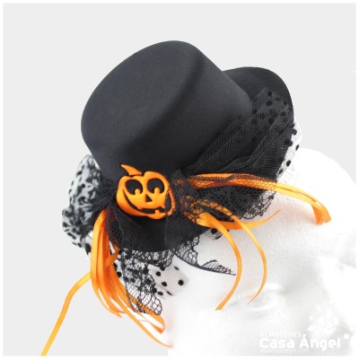 Chapéu preto com decoração de Halloween em renda e abóbora laranja