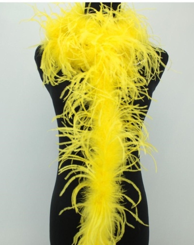 Lenço amarelo tipo pluma num manequim preto