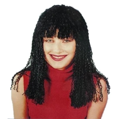 Mulher com peruca preta encaracolada e camisola vermelha sem mangas