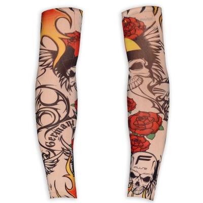 Mangas compridas tattoo com caveiras, rosas e padrões tribais