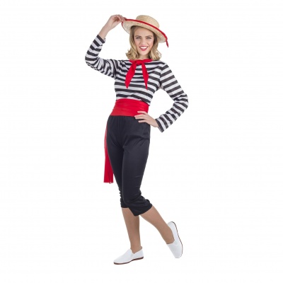 Mulher vestida com roupa listrada preta e branca, chapéu de palha e faixa vermelha na cintura