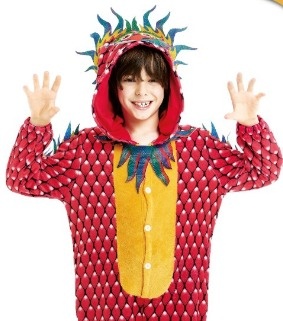 Criança vestindo fato de monstro vermelho com escamas e capuz decorado