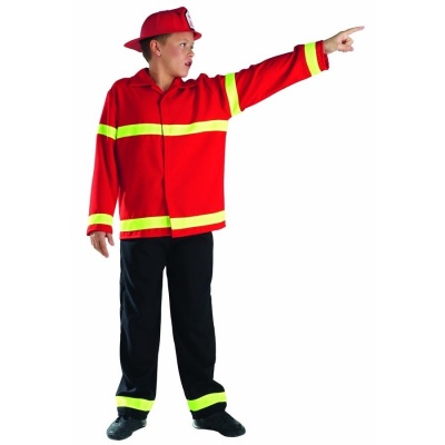 Criança com fato de bombeiro vermelho e faixas reflectoras amarelas em fundo branco