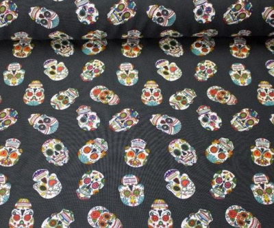Tecido preto com caveiras coloridas em padrão repetido