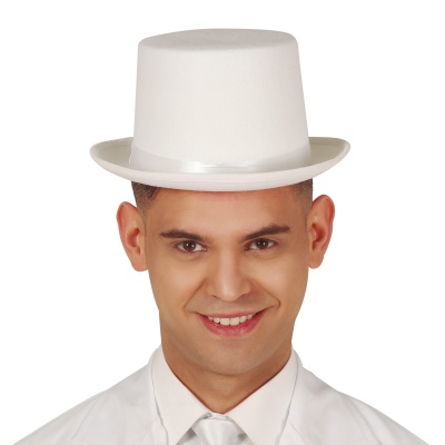 Homem com chapéu tipo cartola branco e roupa branca