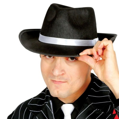 Homem a usar chapéu preto com fita cinza claro e fato riscado preto e branco