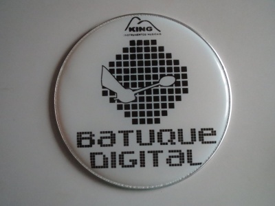 Prato de bateria branco com design e texto preto BATUQUE DIGITAL