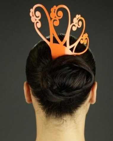 Coque com adereço de cabelo laranja em forma de coroa