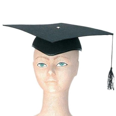 Chapéu de grau preto com borla numa cabeça de manequim