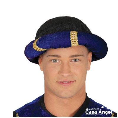 Chapéu preto e azul com faixa dourada usado por modelo