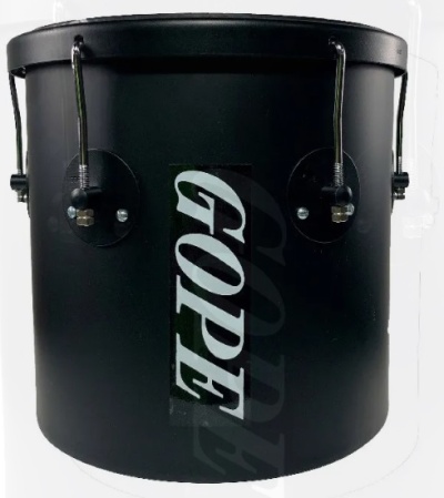 Tambor de percussão preto da marca GOPE com ferragens metálicas prateadas e alças laterais.