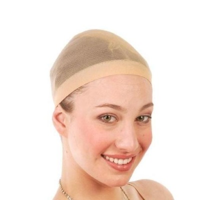 Touca de cabelo elástica bege em mulher com fundo branco