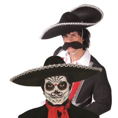 Dois homens com chapéus tipo sombrero preto, um com bigode falso e outro com maquilhagem de caveira