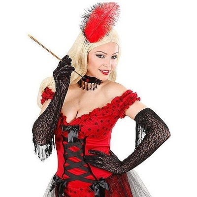 Mulher com vestido vermelho e preto de estilo burlesco, luvas pretas e adereço de pena vermelha no cabelo.
