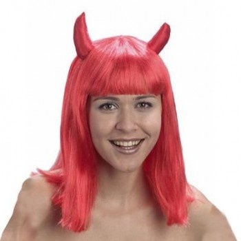 Peruca vermelha lisa com chifres e franja vista por pessoa sorridente
