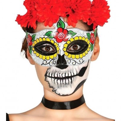 Máscara de caveira colorida com coroa de flores vermelhas e fita preta no pescoço