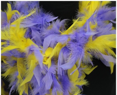 Adereço de penas amarelas e lilases