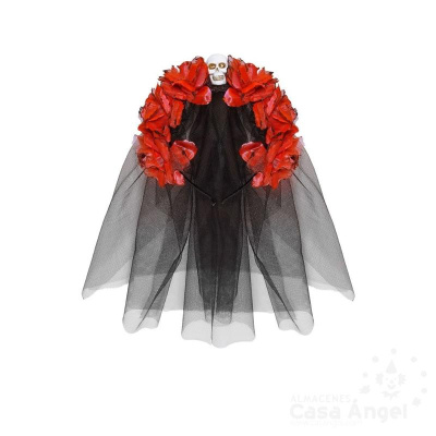 Adereço de cabeça com flores vermelhas e crânio branco sobre tule preto