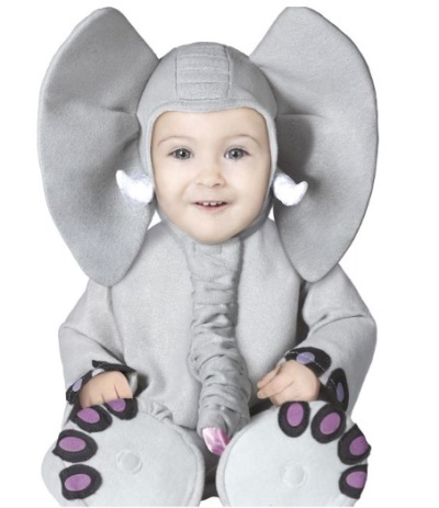 Criança com fantasia cinzenta de elefante, grandes orelhas e patinhas coloridas