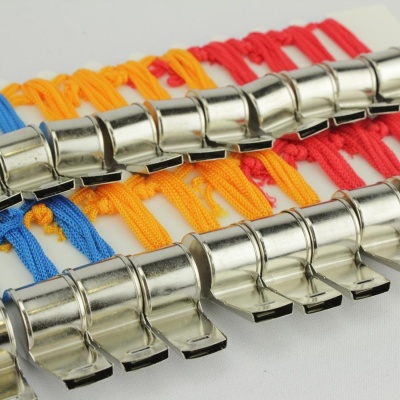 Clipes metálicos prateados com cordas azuis, laranjas e vermelhas