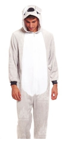 Homem com macacão felpudo cinzento claro e branco com capuz temático