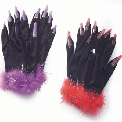 Luvas pretas com punhos de pelo roxo e vermelho e unhas compridas com glitter