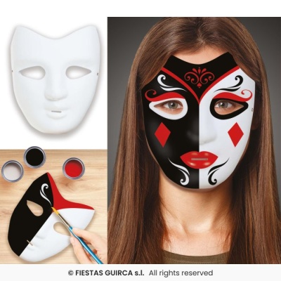 Máscara facial branca pintada com padrões em preto, branco e vermelho ao lado da máscara original e tintas.
