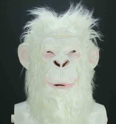 Máscara de macaco branco com pêlo e rosto enrugado