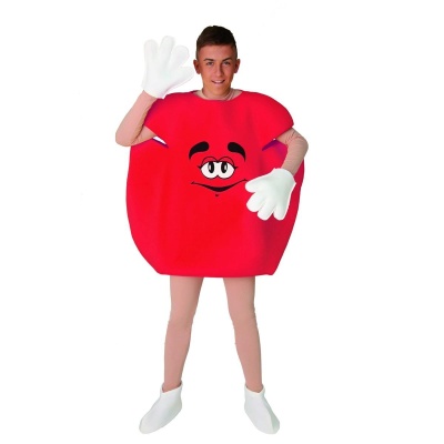 Fato vermelho com rosto desenhado usado por pessoa jovem com luvas e calçado branco