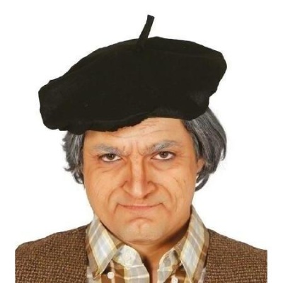 Homem com boina preta, camisa aos quadrados e casaco castanho