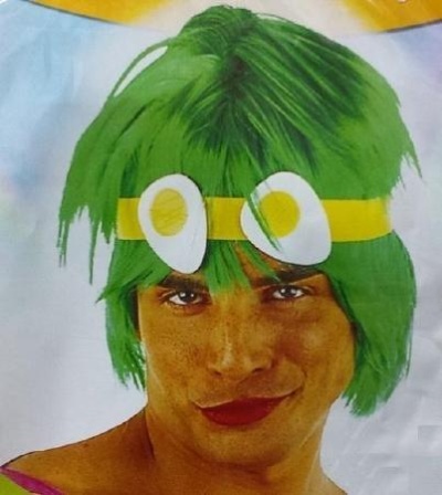 Pessoa com cabelo verde e fita amarela com ovos fritos falsos na cabeça