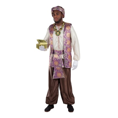 Homem com traje tradicional colorido segurando baú dourado